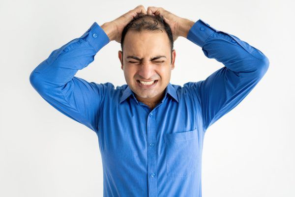uomo preoccupato per la sua calvizie