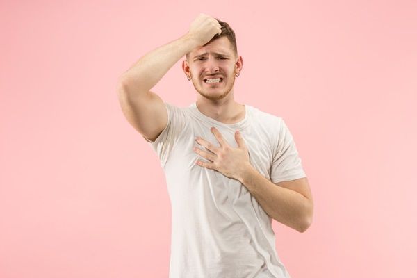 Giovane uomo emotivamente sorpreso, frustrato e disorientato.