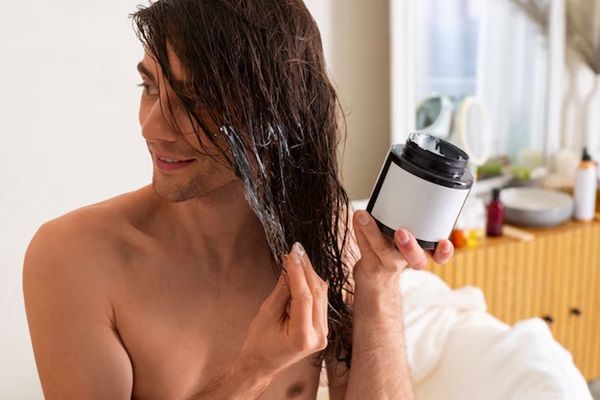 Scatto medio uomo capelli routine notte slugging