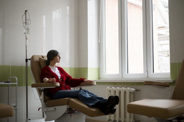 donna che si sottopone ad un trattamento contro il cancro