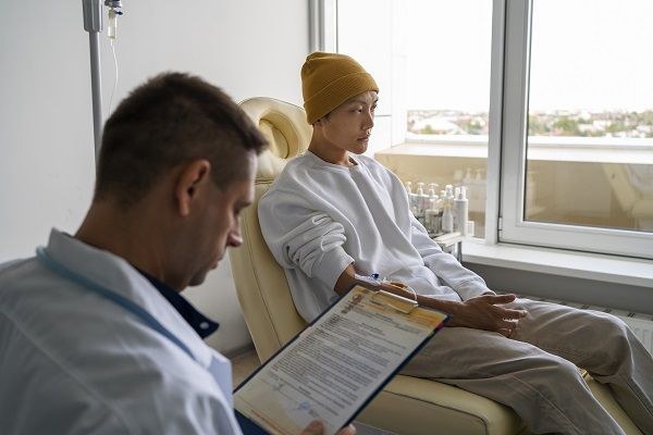 dottore che parla con una persona che si sottopone ad un trattamento di chemioterapia