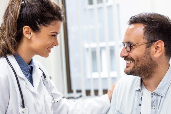 Medico femminile che controlla il paziente calvizie.