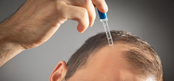 uomo durante l'applicazione di trattamento topico capillare