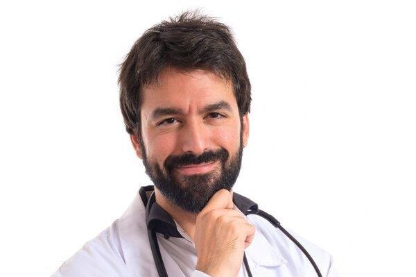 ripresa media di un medico sorridente - migliori trapianto capelli barcellona