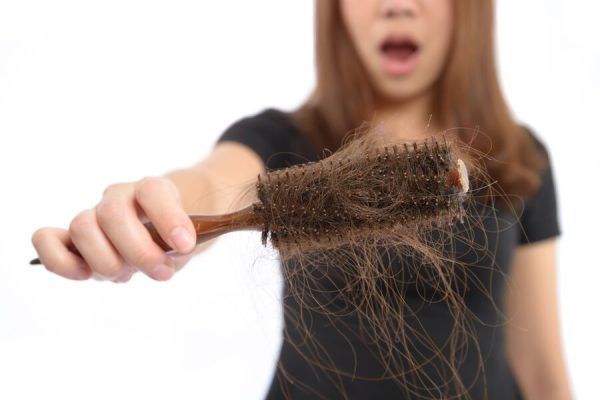 capelli caduti mentre si spazzola