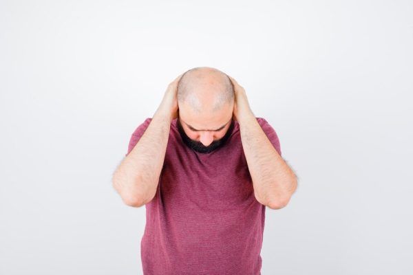 Uomo tormentato perché non conosce il motivo della sua calvizie.