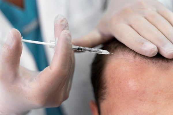 Uomo adulto che riceve un'iniezione in testa