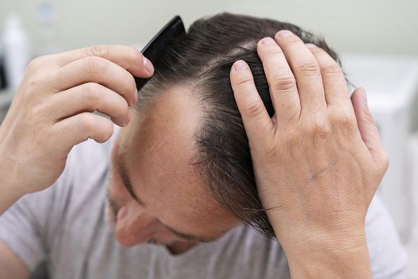 primi piani di un uomo che si pettina i capelli