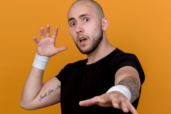 uomo che fa un gesto di sorpresa su uno sfondo giallo - A che eta’ e’ consentito fare un trapianto di capelli