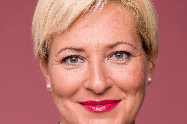 Acconciature per donne con alopecia.