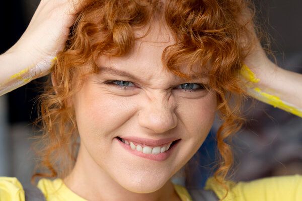 Acconciature per donne con capelli ricci e pochi.
