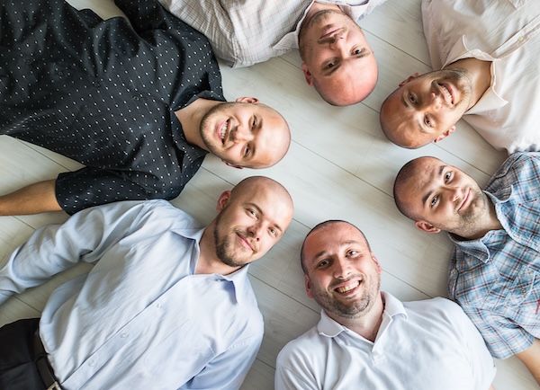 Ritratto di un gruppo di giovani calvi