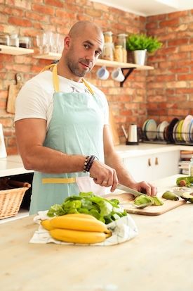 uomo calvo in cucina benessere cibo salutare