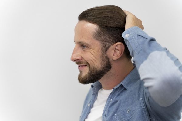 Maschio adulto felice per i suoi capelli