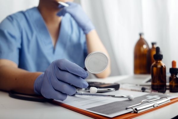 Equipe medica che lavora con icone di interfaccia medica digitale sullo sfondo dell'ospedale. Tecnologia medica e concetto di rete