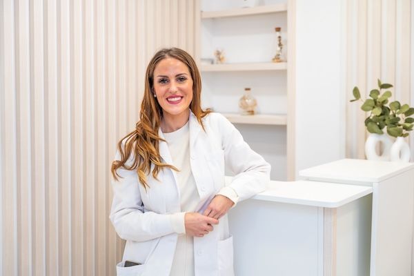 Ritratto di un medico estetico in clinica.