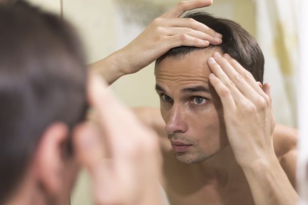 Uomo che prepara i capelli da vicino.
