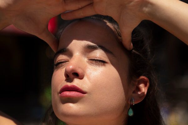 Danni che l'esposizione al sole può causare ai capelli.