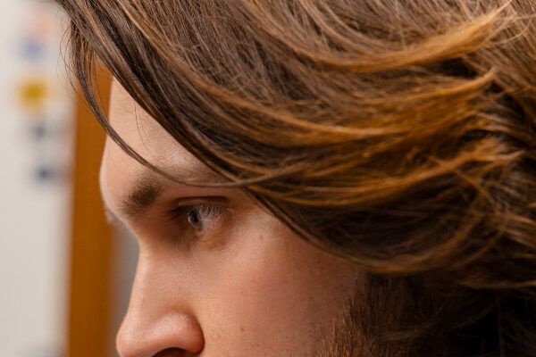 Quindi puoi pettinare i tuoi capelli per il matrimonio.