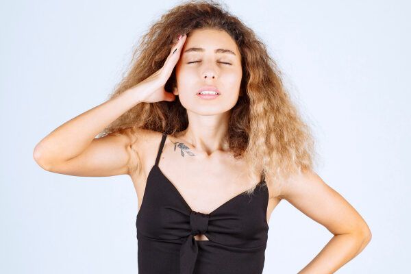 Capelli secchi a causa di problemi al cuoio capelluto.