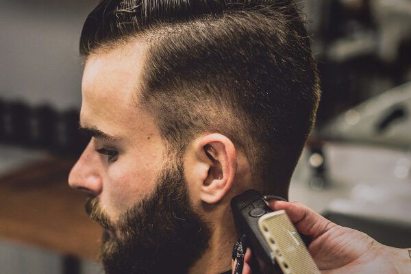 I migliori tagli di capelli per uomini con linea frontale sfuggente.