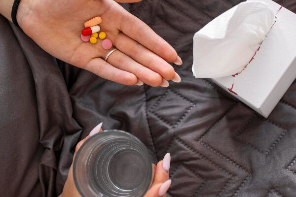 Giovane con vari tipi di pillole nelle sue mani - Spironolattone per l'alopecia