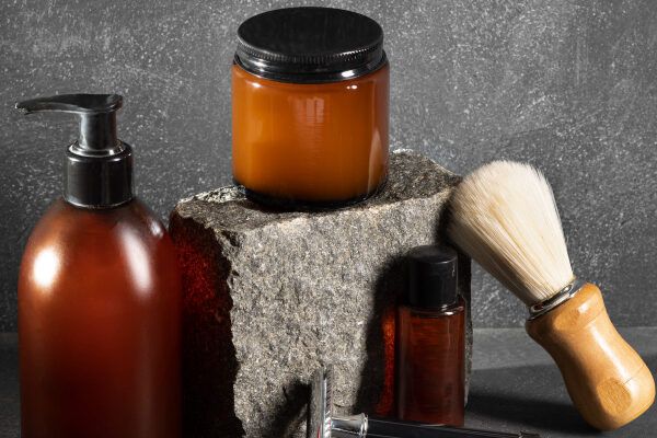 Prodotti e strumenti per capelli e barba da uomo.