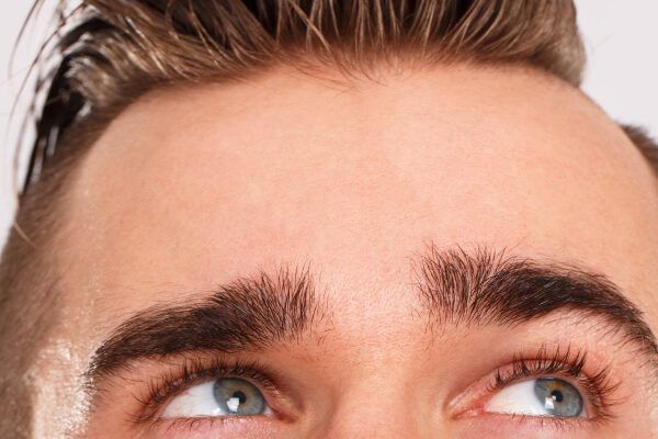 Primissimi progetti di un uomo dai capelli curati e dagli occhi chiari che guardano in alto - La forfora negli uomini.