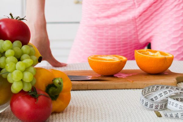 Vassoio con frutta ricca di vitamine e vassoio con arancia tritata.