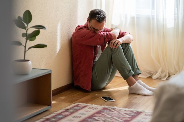depressione uomo depresso in un angolo di casa sua concetto della calvizie