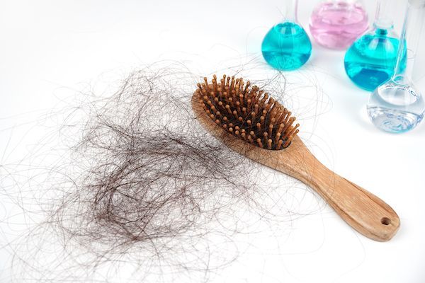 capelli che cadono dopo la pettinatura