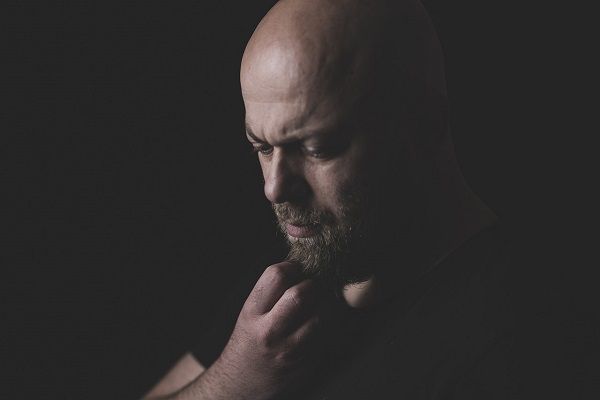 uomo pensieroso con calvizie