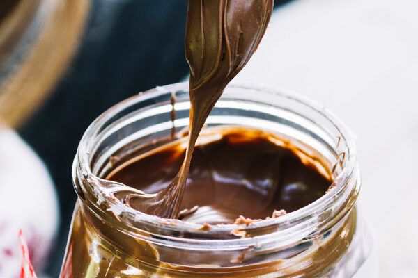 Immergete un utensile nel contenitore della Nutella per prelevare il cioccolato fuso - Tingi i capelli con Nutella.