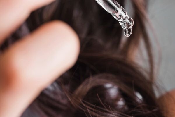 Applica siero, oli o aceto sui capelli.
