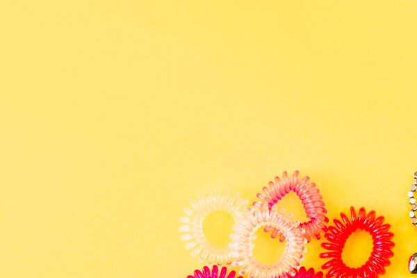 Immagine di code, ganci, clip come gli accessori per capelli più comuni