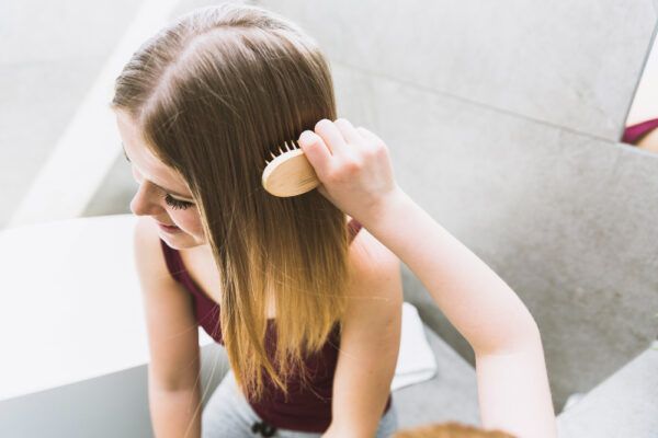 Pettinare i capelli lisci senza nodi o lacci.