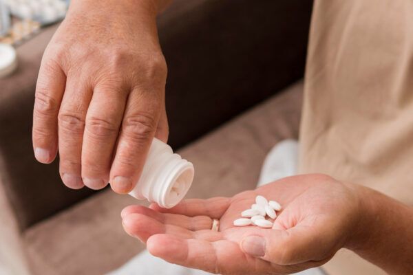 Prendi pillole e pillole per un trattamento e mettile in mano.