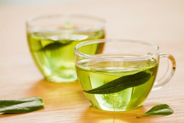 Tazze di tè verde sul tavolo