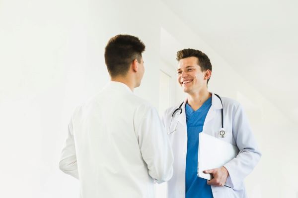 Dottore che parla con il paziente. È importante che i medici spieghino cos’è l’ormone DHT.