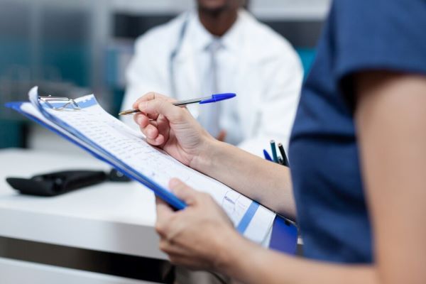 Ragazza che tiene una cartella con i risultati medici