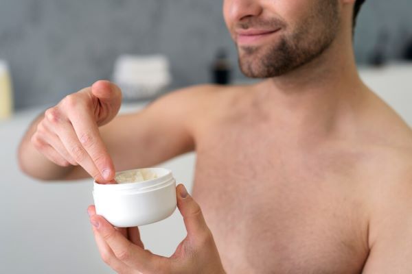 Uomo che usa una crema