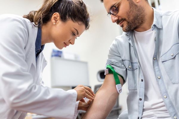 Il personale ospedaliero raccoglie campioni di sangue da un paziente