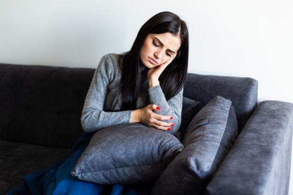 La donna si sente male sul divano