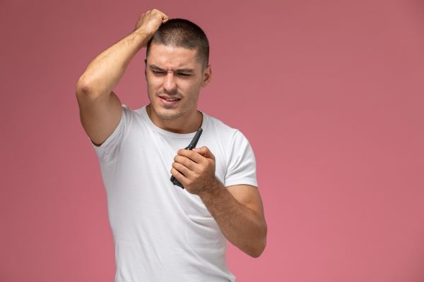 Il ragazzo era preoccupato per i suoi capelli