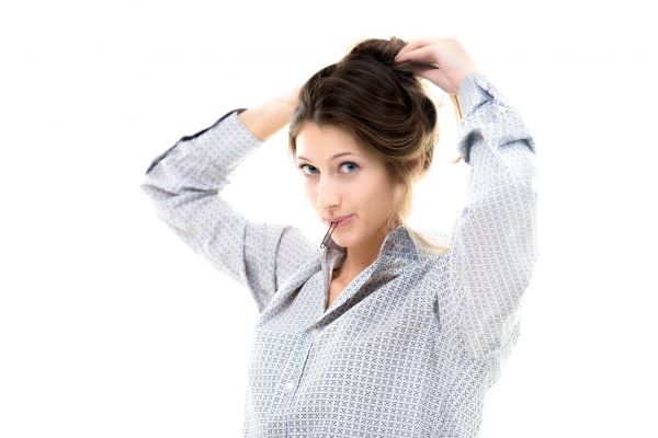 Ragazza che si raccoglie i capelli