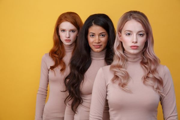 Ragazze con diverse tonalità e consistenze di capelli.