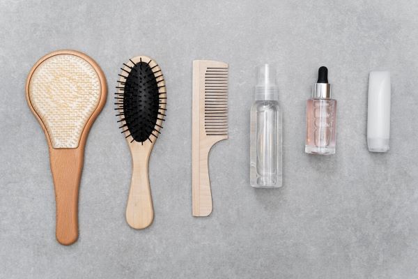 Diversi tipi di pettini e spazzole per capelli