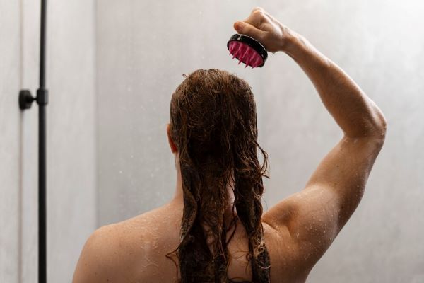 Ragazza che si lava i capelli