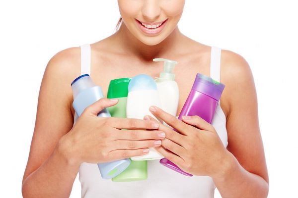 Ragazza con molti prodotti per capelli