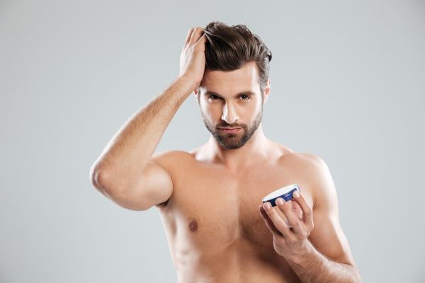 Uomo che applica la crema sui capelli